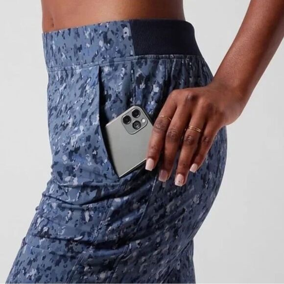 Athleta Brooklyn Ankle Pants in Captivate Chrome Blue Print Size 2 style 837436 - Picture 2 of 13